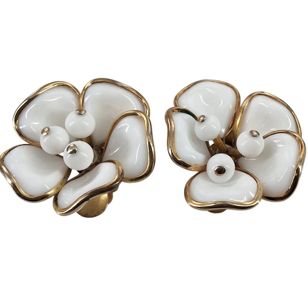 Vintage Crown Trifari White Poured Glass Floral Clip Earrings Alfred Philippe